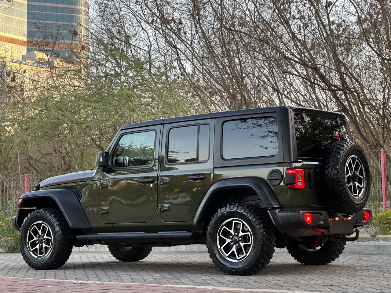 Jeep Wrangler Rubicon thumbnail 2